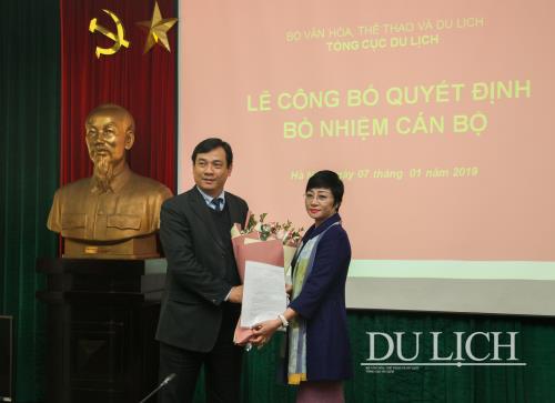 Tổng cục trưởng TCDL Nguyễn Trùng Khánh trao quyết định bổ nhiệm Phó Tổng biên tập Tạp chí Du lịch cho bà Đỗ Thị Kim Thoa